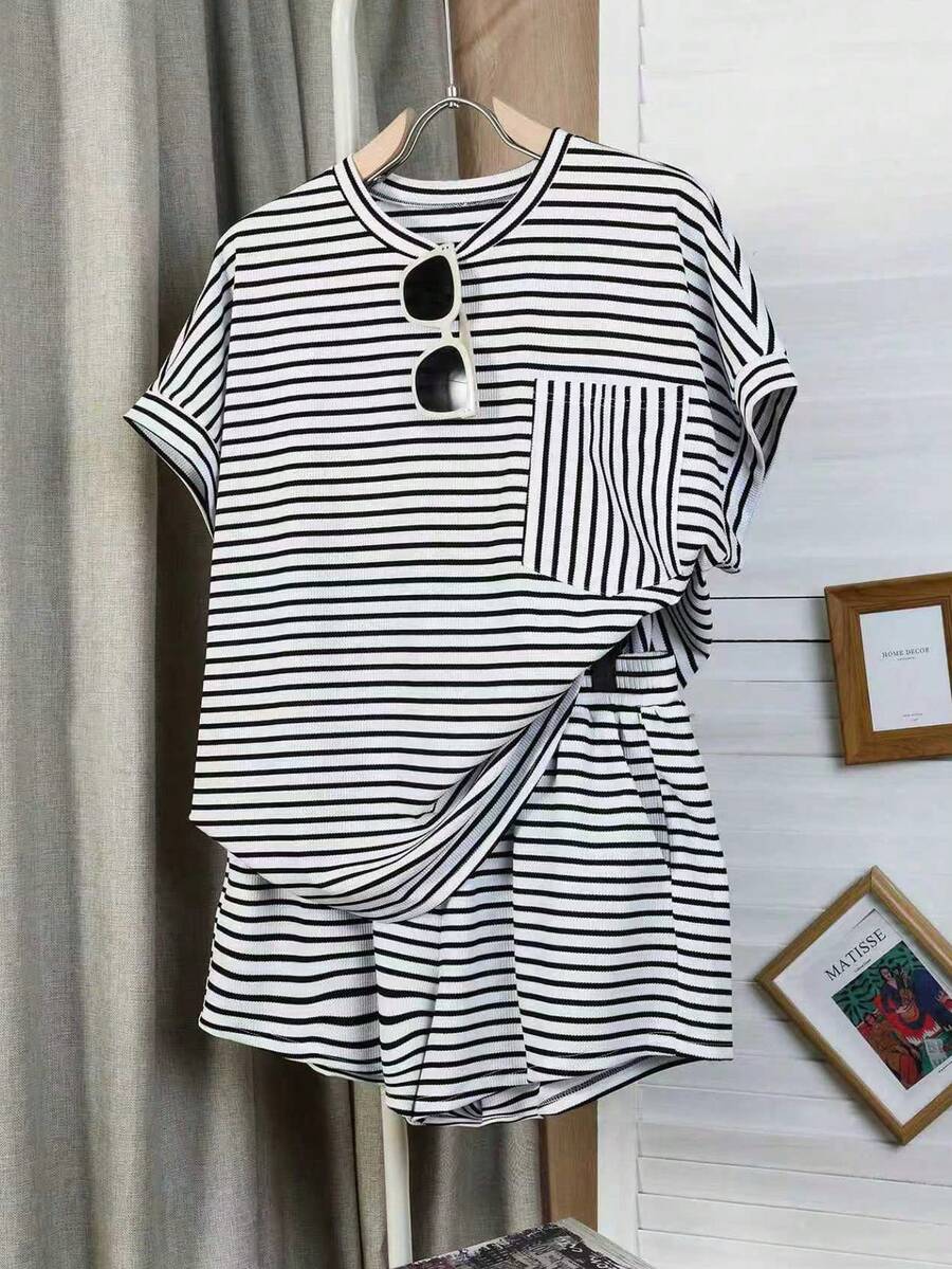 SHEIN Set de 2 piezas con top de manga corta y cuello redondo a rayas y shorts informales en talla grande - Blanco y Negro - Ver 1