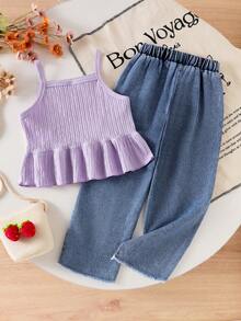 SHEIN 2 peças/Conjunto Meninas (Pequeno) Regata com Babados Texturizados de Morango e Calça Jeans com Bolso Bordado de Morango, Conjunto de Férias de Verão - Roxo - Visão 2