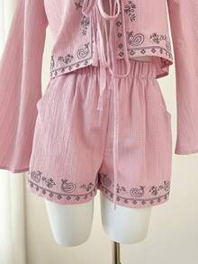 Set de 2 piezas: Top de manga larga con cuello en V bordado y detalle de torsión en color albaricoque claro, y shorts con bolsillos en diagonal - Rosa Pálido - Ver 5