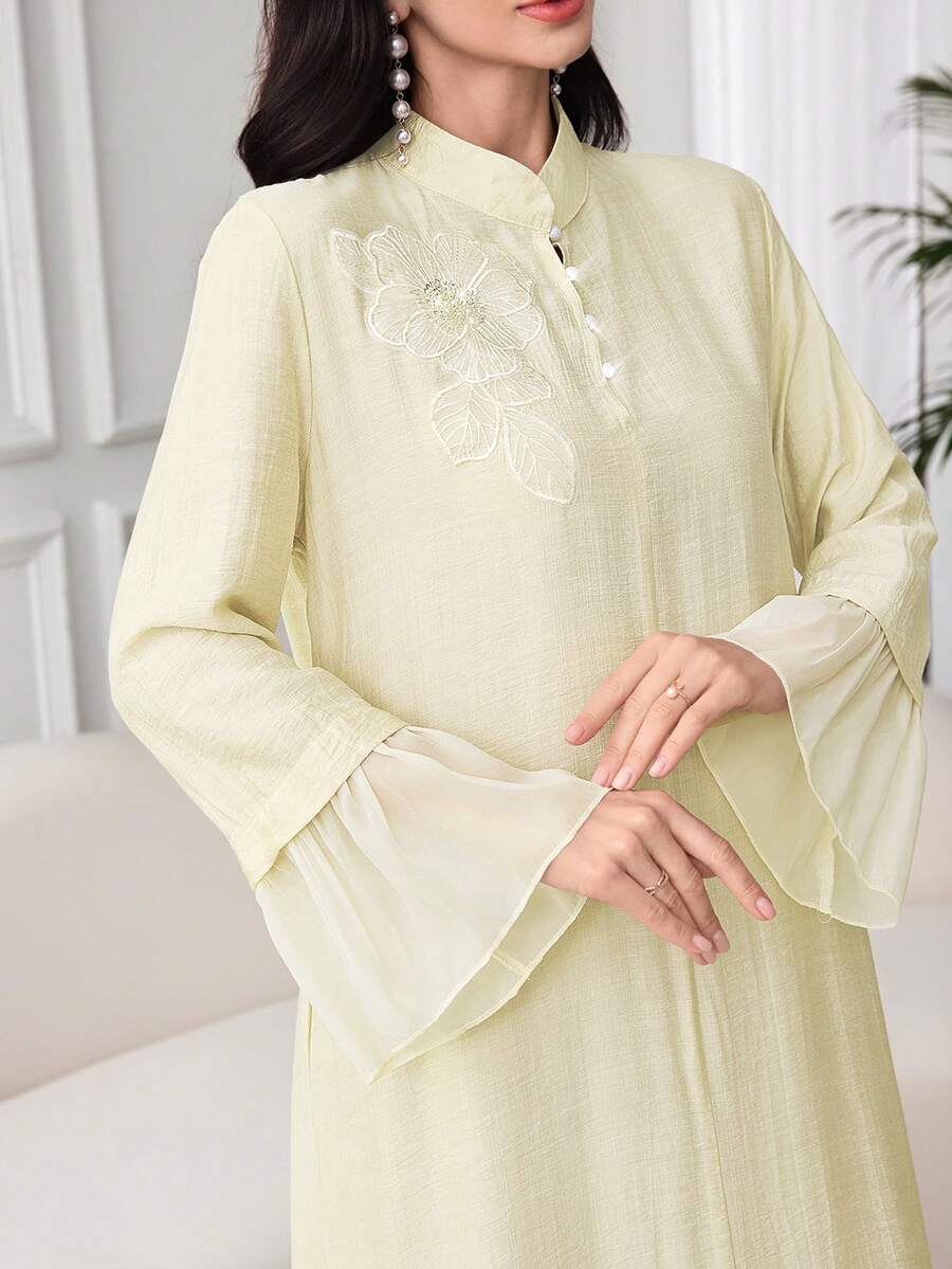 Al Najma 宽松长袖阿拉伯风格女式连衣裙，饰有贴花，立领，网纱拼接 - 淡黃色 - 查看 1