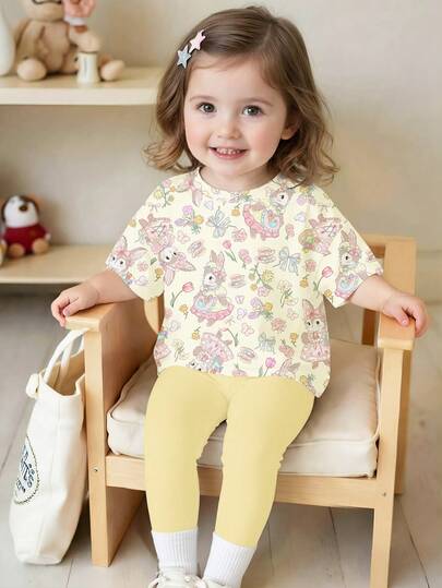 SHEIN Bộ áo thun ngắn tay cổ tròn dáng rộng thoải mái và quần legging in hình thỏ đồng quê dễ thương cho bé gái, thích hợp cho mùa xuân/hè.