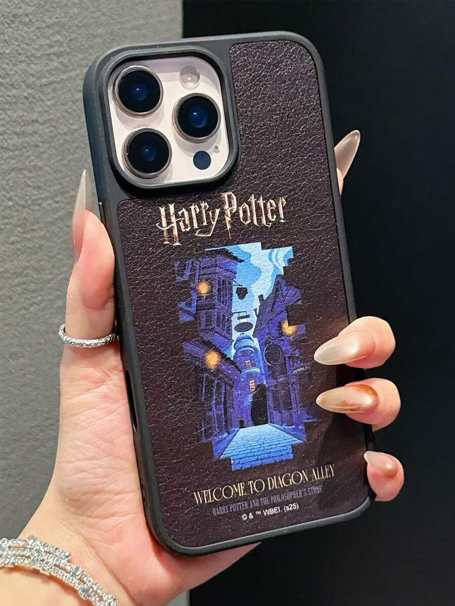 HARRY POTTER X SHEIN 这款哈利波特卡通图案二合一手机壳采用TPU+PC材质,兼具防震磨砂质感和皮革纹理,可有效防止手汗。精致的心形图案能有效保护您的苹果14/15和16/17 Pro Max手机。 - 彩色 - 查看 1
