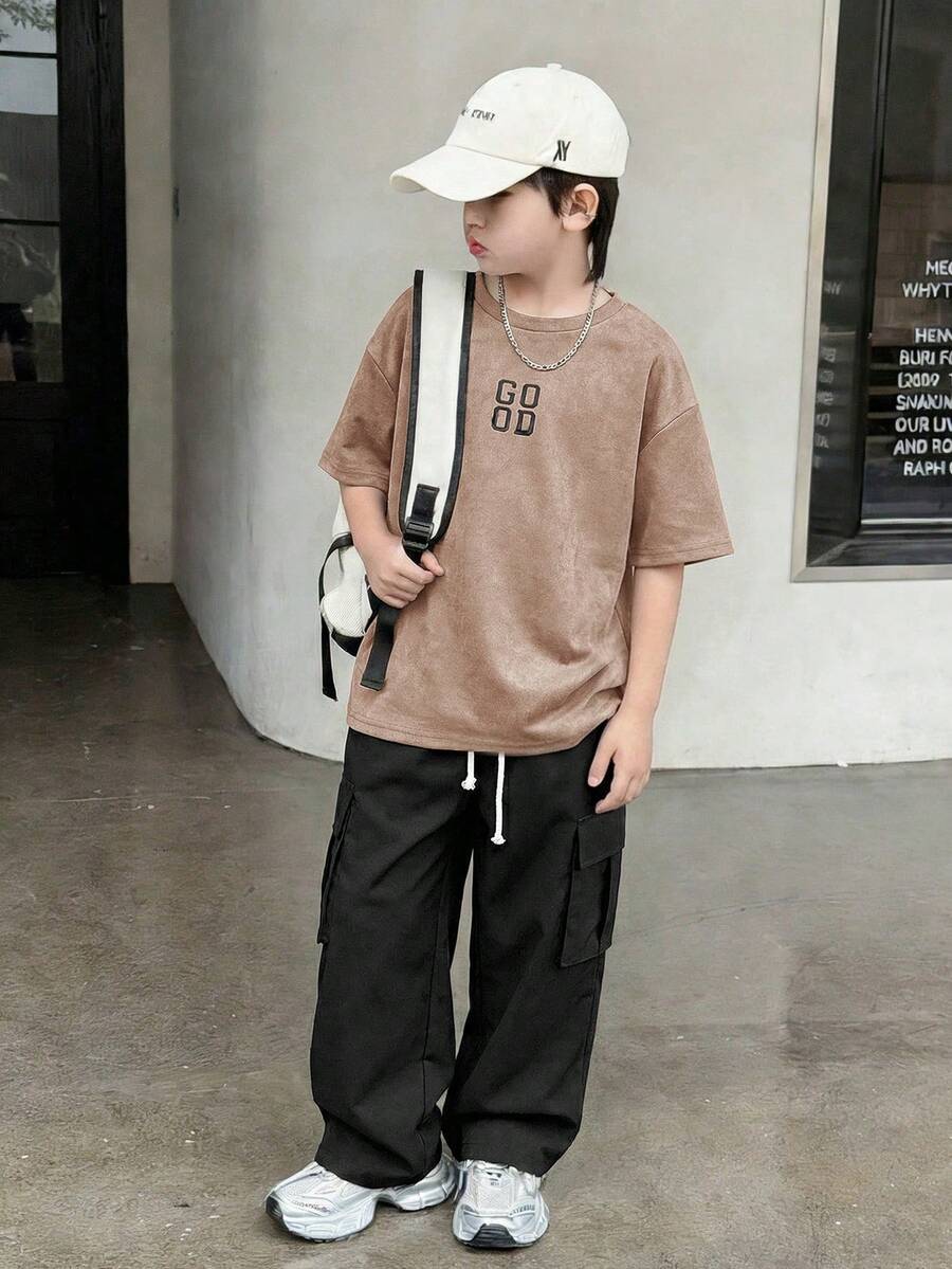 SHEIN 男童简约小写字母撞色纹理深灰色短袖T恤搭配乳白色工装裤套装,休闲学院风,舒适时尚,简约实用,百搭柔软面料,适合日常穿着,适合上学,适合旅行,适合户外运动,适合春、夏、秋、冬四季。韩版男童服装,宽松男童街头风,宽松男童服装,宽松T恤,男童T恤,宽松T恤,肥大T恤。 - 彩色 - 查看 1