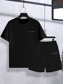 Manfinity Roughcore Setelan Kasual Pria: Kaos Lengan Pendek dan Celana Pendek Motif Sayap - Hitam - View 2