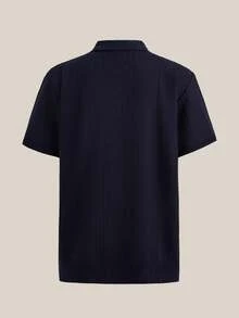 VeloEdit 男士夏季休閒短袖針織上衣 老錢風男士鈕扣 Polo 衫 針織款 純色海軍藍 前面設計與羅紋針織男友風 - 藏蓝色 - 查看 4