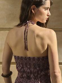 Nöista Đầm maxi in họa tiết với dây đeo mảnh, phần ngực xếp ly và dây buộc phía trước có thể điều chỉnh. Họa tiết với tông màu đất trầm ấm - hoàn hảo cho bữa ăn trưa, kỳ nghỉ, lễ hội âm nhạc, trang phục ngày lễ, những đêm hè, mùa xuân, phong cách hoàng hôn, phong cách thời tiết ấm áp. - Màu đỏ tím - Xem 5