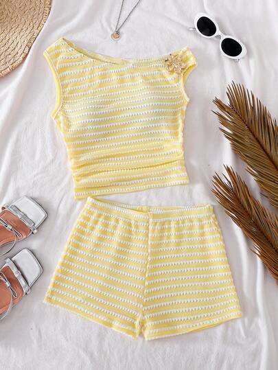 SHEIN 少女黄白条纹不对称肩针织两件套，金属花朵装饰，波浪纹理条纹面料，露肩短款上衣搭配高腰短裤，修身剪裁，夏季度假休闲装，娇小甜美又不失个性风格，不对称领口两件套