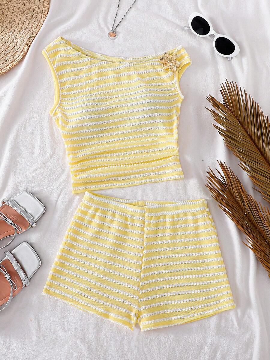 SHEIN 少女黄白条纹不对称肩针织两件套，金属花朵装饰，波浪纹理条纹面料，露肩短款上衣搭配高腰短裤，修身剪裁，夏季度假休闲装，娇小甜美又不失个性风格，不对称领口两件套 - 黃色 - 查看 1