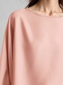 Ontre Áo thun nữ mới 2026SS, chất liệu vải dệt, dáng rộng, tay cánh dơi dài, chất liệu satin bóng thanh lịch, phong cách công sở tối giản, cổ thuyền tay dài kiểu retro, trang phục giáo viên mùa tựu trường, áo cơ bản cho văn phòng, đi chơi, dự tiệc cưới, tiệc trà, áo kiểu thời trang đa năng. - Hồng - Xem 6