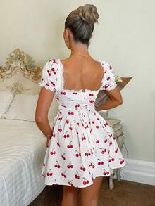 SHEIN Đầm nữ kiểu Pháp lãng mạn in hoa anh đào, cổ vuông, tay ngắn, hở lưng, eo, dáng xòe, thích hợp cho dã ngoại, dạo chơi mùa xuân, tiệc vườn, tụ họp bạn bè, mặc hàng ngày. Đầm trắng in hoa anh đào, đầm phong cách Y2K, đầm anh đào tay ngắn, đầm tay phồng. - Vàng nhạt - Xem 2