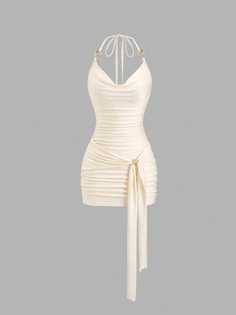 Sweetra 优雅修身不对称荷叶边连衣裙，杏色面料，金属扣露背设计，时尚假日风，性感简约风格，适合春夏穿着。 - 杏色 - 查看 1