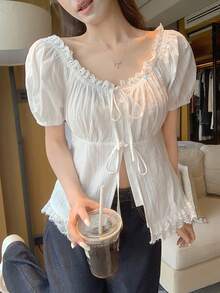 DAZY Blusa de mujer con parches de encaje, textura y lazo, manga corta, top estilo babydoll - Blanco - Ver 4