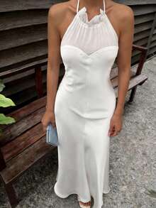Livesso Vestido de satén blanco con cuello halter, espalda descubierta, volantes en el bajo y longitud media para mujeres, vestidos de verano para mujeres - Beis - Ver 6