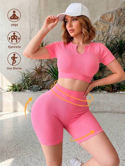 Conjunto deportivo de 2 piezas para mujer; consta de un biker short butt lifting y un top corto deportivo de manga corta. Biker short de silueta ajustada con diseño levanta glúteos. Ajuste de cintura alto para un mejor control abdominal. Top corto, con diseño ajustado de tirante ancho. Tela de poliéster y elastano. Muy fresco y suave, apto para hacer deporte al aire libre o ir al gimnasio.