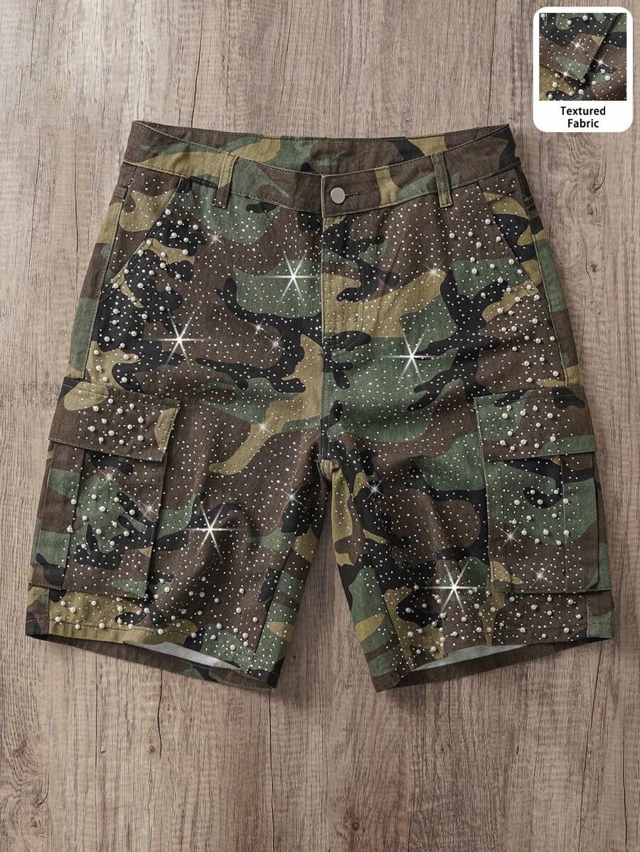 Manfinity Joysei Pantalones cortos vaqueros de verano casuales para hombres con estampado de camuflaje y tachuelas con rhinestones - Verde militar - Ver 1