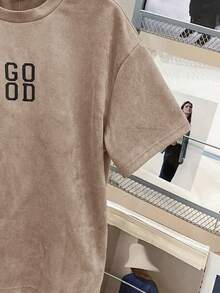 SHEIN 男童简约小写字母撞色纹理深灰色短袖T恤搭配乳白色工装裤套装，休闲学院风，舒适时尚，简约实用，百搭柔软面料，适合日常穿着，适合上学，适合旅行，适合户外运动，适合春、夏、秋、冬四季。韩版男童服装，宽松男童街头风，宽松男童服装，宽松T恤，男童T恤，宽松T恤，肥大T恤。 - 彩色 - 查看 5