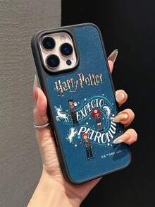 HARRY POTTER X SHEIN 这款哈利波特卡通图案二合一手机壳采用TPU+PC材质，兼具防震磨砂质感和皮革纹理，可有效防止手汗。精致的心形图案能有效保护您的苹果14/15和16/17 Pro Max手机。 - 彩色 - 查看 3