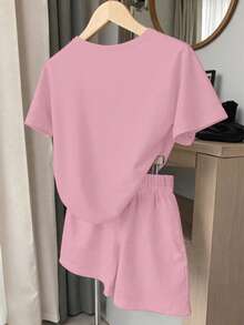 SHEIN Bộ 2 món dành cho bé gái tuổi teen, gồm áo thun ngắn tay đính nơ và quần short hồng rộng rãi, thích hợp cho mùa xuân, hè, thu, thoải mái và đa năng. Bộ đồ màu hồng cổ điển. - Hồng - Xem 2