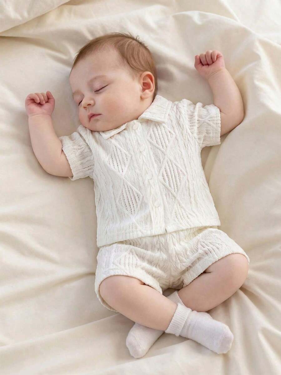 SHEIN 新生儿休闲日常针织提花衬衫套装，包含一件短袖上衣和一条松紧腰短裤，两件套，舒适透气，适合户外玩耍或居家穿着，是百搭的夏季服装。 - 白色 - 查看 1