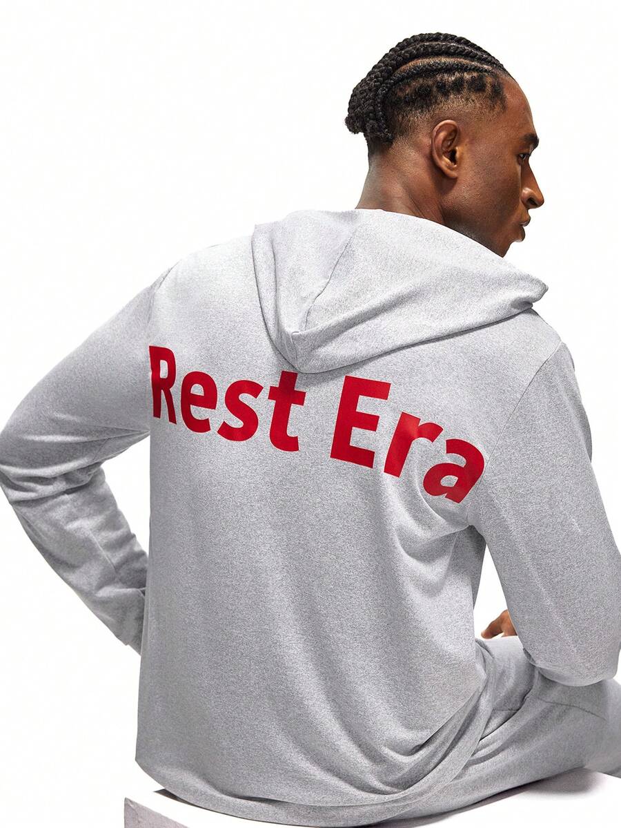 Rest Era 一套浅灰色连帽运动套装。上衣采用带袋鼠口袋的连帽设计；配套的裤子是长裤，配有松紧腰带。整体设计简约优雅，休闲舒适，适合日常外出和居家休闲穿着，让穿着者享受舒适自在的穿着体验。 - 灰色 - 查看 1