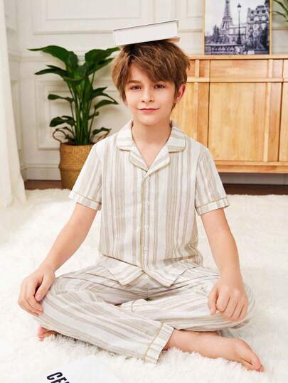 SHEIN Bộ đồ ngủ 2 món cho bé trai tuổi teen: áo sơ mi ngắn tay cổ bẻ kẻ sọc thoải mái và quần dài mềm mại, thân thiện với da.