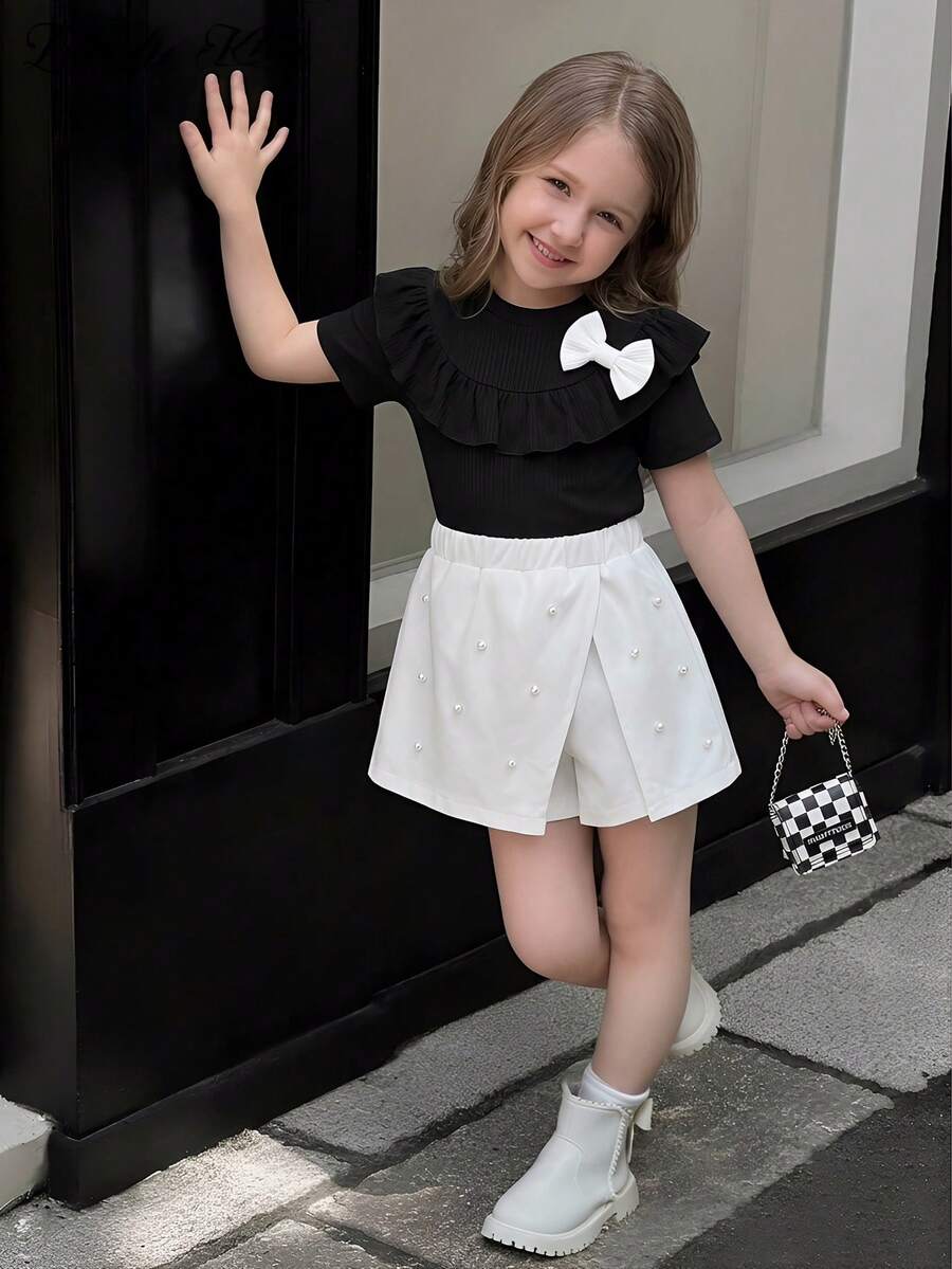 SHEIN Conjunto de niña pequeña con top acanalado con volantes lindos, falda corta con decoración de lazo y perlas