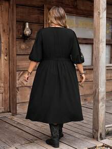 SHEIN CURVE+ 全新春夏大码女装系列，浪漫优雅休闲度假风刺绣黑色V领中长连衣裙，大码夏季连衣裙，大码女装连衣裙 - 黑色 - 查看 3