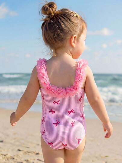 SHEIN 1件装女婴可爱露背吊带泳衣，饰有大粉色蝴蝶结，粉色全印花蝴蝶结图案背心式泳衣，适合度假和玩耍，适合春夏季节。