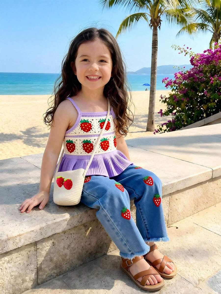 SHEIN 2 peças/Conjunto Meninas (Pequeno) Regata com Babados Texturizados de Morango e Calça Jeans com Bolso Bordado de Morango, Conjunto de Férias de Verão - Roxo - Visão 1