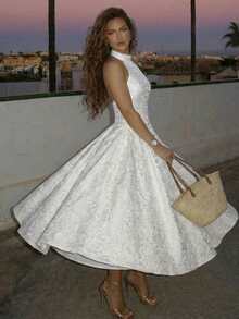 Glamine Charm 复古3D立体压花花卉V领无袖喇叭连衣裙（女款） - 白色 - 查看 1