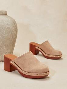 Solezae Zuecos de mujer con plataforma y tachuelas en ante topo - Tacón grueso retro, cómodo y elegante. Para Navidad - Beis - Ver 4