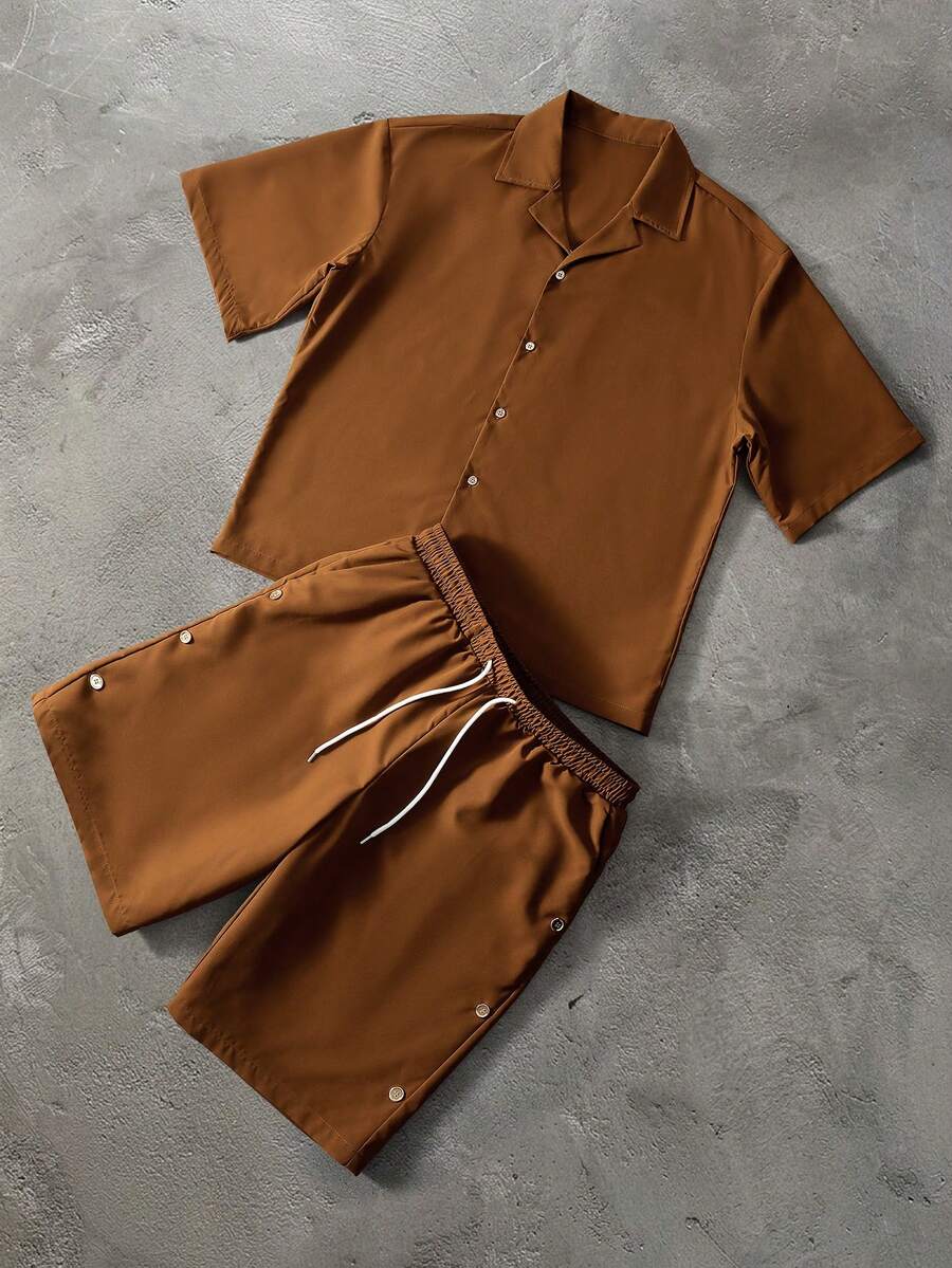 PAVTROS Manfinity Streetrush 2-teiliges Set: Kurzes Hemd und Shorts mit Kordelzug, Street-Style, kaffeefarbendes Kurzarmhemd mit Metalldekoration, Y2K-Mode, geeignet für den College-Campus, Geschenk für ihn, Geschenk zum Opferfest, Geschenk zur Fußball-Weltmeisterschaft - Braun - Übersicht 1