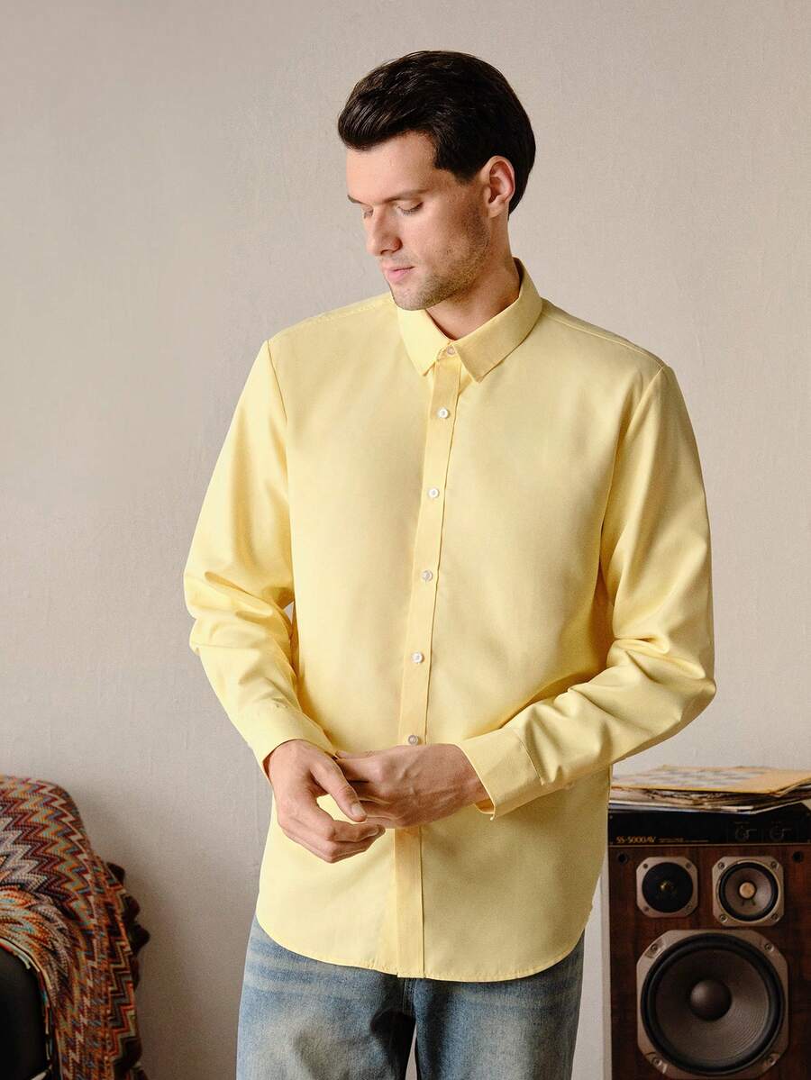 VeloEdit Kemeja Formal Pria Lengan Panjang Warna Kuning untuk Bisnis dan Perjalanan, Bahan Kain, Kancing Depan, Potongan Reguler, Gaya Klasik, Kerah Polos & Model Boyfriend. - Kuning - View 1