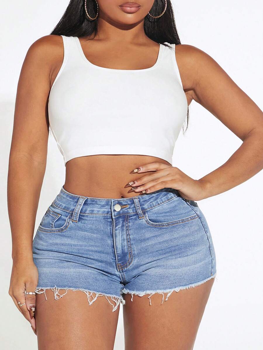 SHEIN SXY Pantalones cortos vaqueros casuales y versátiles con bolsillos y dobladillo deshilachado para mujer de talla grande - Lavado ligero - Ver 1