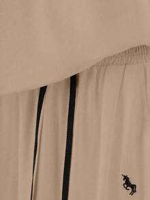 Everyssa 2件套女士时尚圆领刺绣印花撞色滚边T恤，休闲弹力腰刺绣阔腿裤套装 - 彩色 - 查看 7