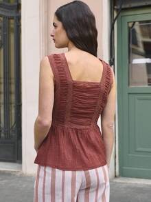 Nöista 这款无袖上衣采用锈棕色，配有优雅的方形领口和荷叶边肩带。胸部采用褶皱设计，下摆呈荷叶边。非常适合晚宴、活动、日常时尚穿着、泳池边的午后时光、海边漫步、度假、音乐节、假日装扮、泳池造型、春季、日落造型和海滩装扮。 - 棕色 - 查看 2