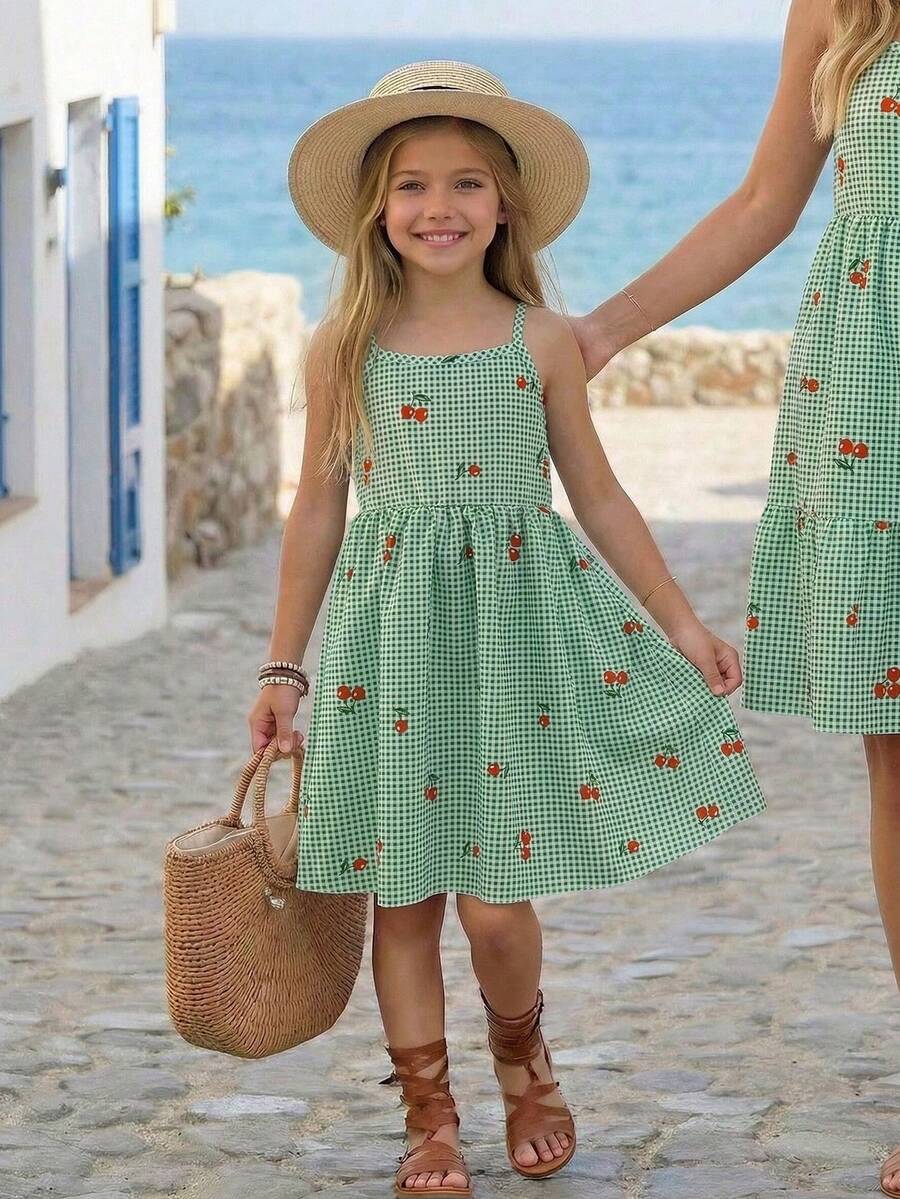 SHEIN 少女格子樱桃印花荷叶边休闲度假吊带裙 - 綠色 - 查看 1