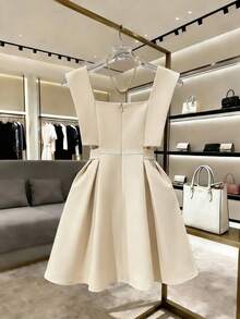 SHEIN Franclia 魅力都市时尚百搭优雅商务办公通勤甜蜜浪漫情人节约会派对海滩夏季户外经典休闲街头假日风格无袖A字收腰女装 - 卡其色 - 查看 2
