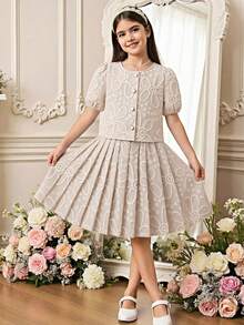 SHEIN Bộ đồ thể thao thường ngày thanh lịch dành cho bé gái: áo khoác cardigan màu trắng bóng, chất liệu jacquard, cài khuy ngọc trai, kết hợp với chân váy xếp ly. - Màu be - Xem 4