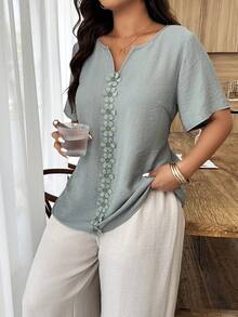 SHEIN Tall CURVE Plus Size Women's Casual Vacation V-Neck Short Sleeve Applique Shirt, Suitable For Daily And Vacation Wear, Spring/Summer - Green - View 3