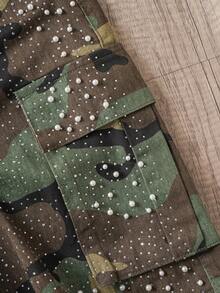 Manfinity Joysei Pantalones cortos vaqueros de verano casuales para hombres con estampado de camuflaje y tachuelas con rhinestones - Verde militar - Ver 4