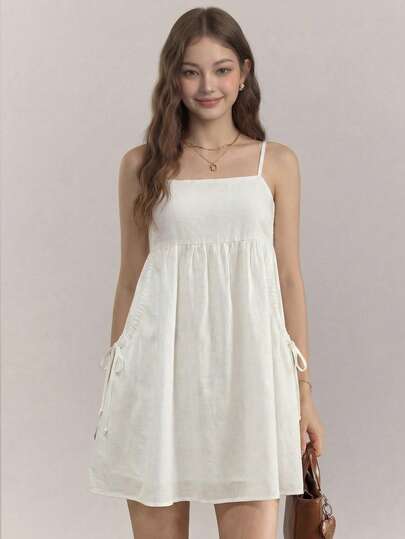 Muvela 夏季新款白色吊带露背蝴蝶结A字腰抽绳口袋连衣裙，百搭复古学院风，适合毕业典礼、办公室、派对、正式场合、优雅都市通勤、日常休闲、浪漫90年代复古风，也适合婚礼宾客、伴娘、主持人、外出、社交活动、派对、音乐会、毕业典礼、早午餐、机场等场合。