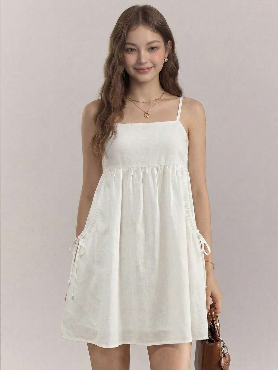 SHEIN Unity 夏季新款白色吊带露背蝴蝶结A字腰抽绳口袋连衣裙,百搭复古学院风,适合毕业典礼、办公室、派对、正式场合、优雅都市通勤、日常休闲、浪漫90年代复古风,也适合婚礼宾客、伴娘、主持人、外出、社交活动、派对、音乐会、毕业典礼、早午餐、机场等场合。 - 白色 - 查看 1