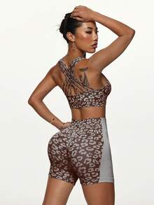 Slayform Bộ đồ thể thao nữ họa tiết da báo gồm áo hai dây và quần short. - Cà phê nâu - Xem 3