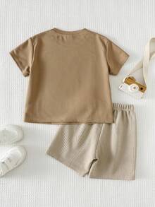 Cozy Pixies Bộ 2 món cho bé trai, gồm áo tay ngắn cổ tròn in hình gấu và quần short cạp chun, thích hợp cho các hoạt động giải trí, thể thao, dã ngoại, vui chơi, phong cách đường phố, tiệc tùng, kỳ nghỉ, bãi biển và nhiều dịp khác. - Nhiều màu - Xem 2
