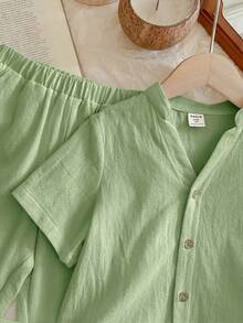 SHEIN LMoss Kids LMoss 两件套童装，男童舒适风格纹理短袖衬衫，小V领设计，搭配舒适长裤，适合居家休闲、户外活动、街拍和玩耍。 - 薄荷綠 - 查看 11