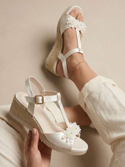 Sandalias boda novia  mujer plataforma yute detalle flor negra decorativa, correa ajustable con hebilla metálica, plantilla acolchada cómoda, suela ligera y resistente, sandalia casual, elegante, urbana, moderna, primavera, verano, calzado femenino juvenil, sandalias mexicanas, latina, outfit con vestido, pantalón, falda, short, jeans, antideslizante, fácil de poner, sandalia de calidad, regalo, catálogo, diseño actual exclusivo, confort diario, dama, chic.