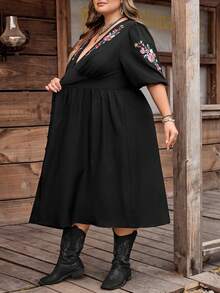SHEIN CURVE+ 全新春夏大码女装系列，浪漫优雅休闲度假风刺绣黑色V领中长连衣裙，大码夏季连衣裙，大码女装连衣裙 - 黑色 - 查看 5