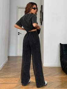 SHEIN EZwear 95%纯棉水洗雪花图案休闲简约运动街头服饰，适合派对、聚会、机场等场合，饰有粉色数字、英文字母和学院风印花，是音乐节和夏季休闲穿着的理想之选，女士休闲套装 - 黑色 - 查看 2