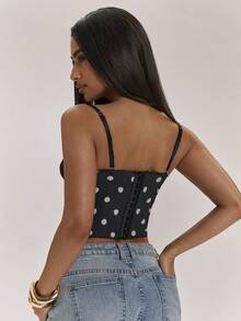 SHEIN BAE Áo hai dây nữ in chấm bi thoải mái, kiểu dáng dễ thương, phù hợp cho mọi mùa, áo khoác mùa hè, đi nghỉ mát, đi ăn trưa, lựa chọn thời trang thường ngày cho phái nữ. - Đen và trắng - Xem 2